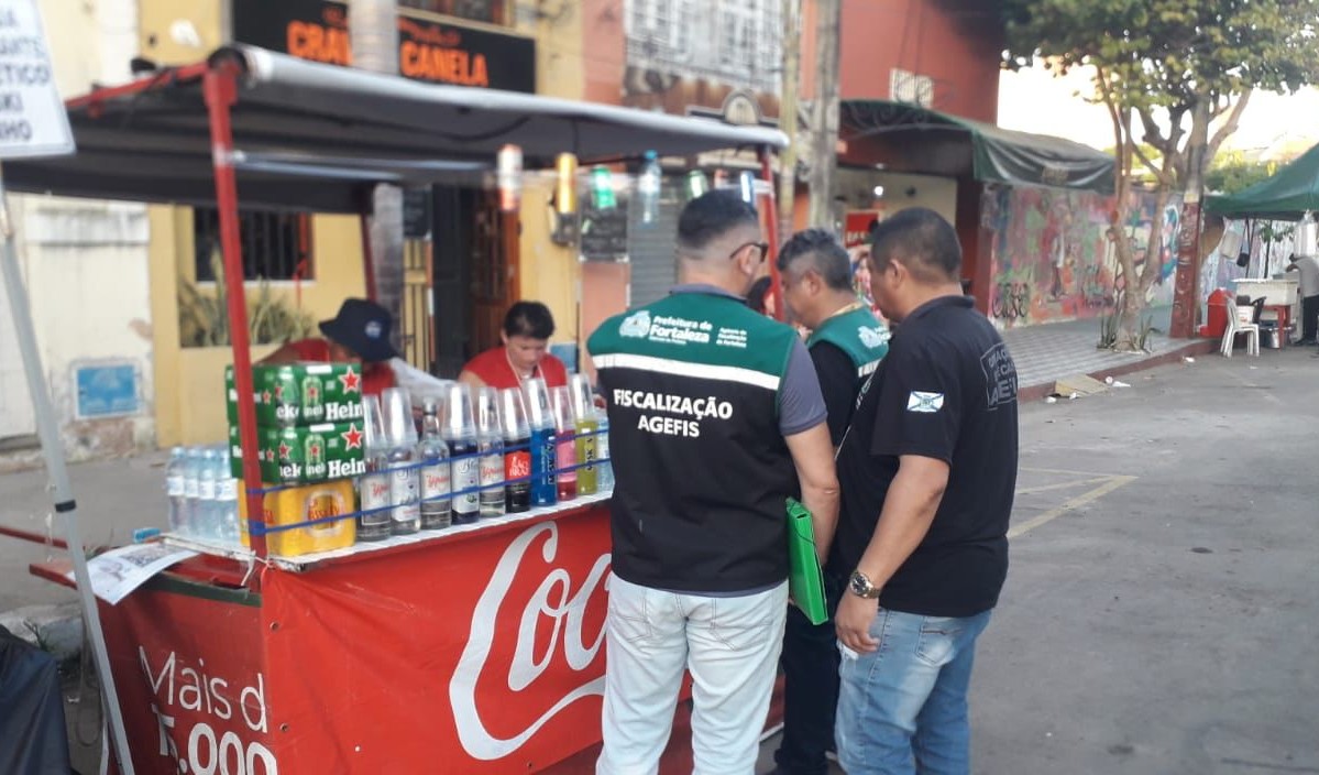 Agentes da Agefis conversam com ambulantes em uma barraca de bebida no entorno do Mercado dos Pinhões